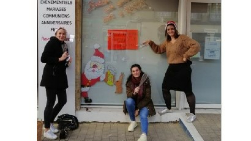 Les Mères Noël «anonymes» décorent les vitrines!