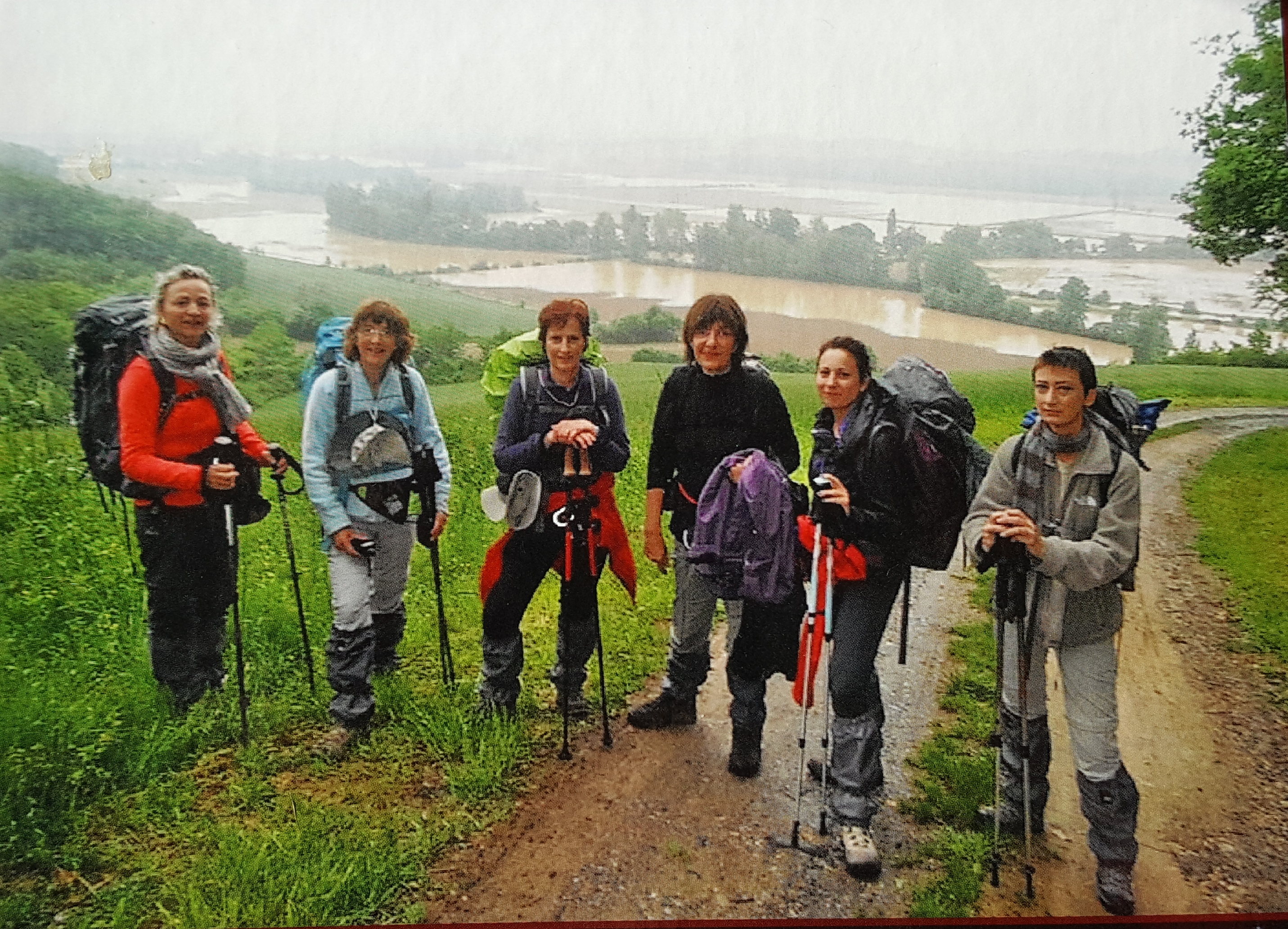 En 2013, lors de leur première sortie, les six dames posent devant une campagne gersoise inondée.