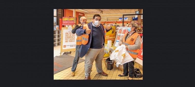 00 Vincent Gouanelle enfile le gilet des banques alimentaires à Carrefour Nogaro 1bis 281120.jpg