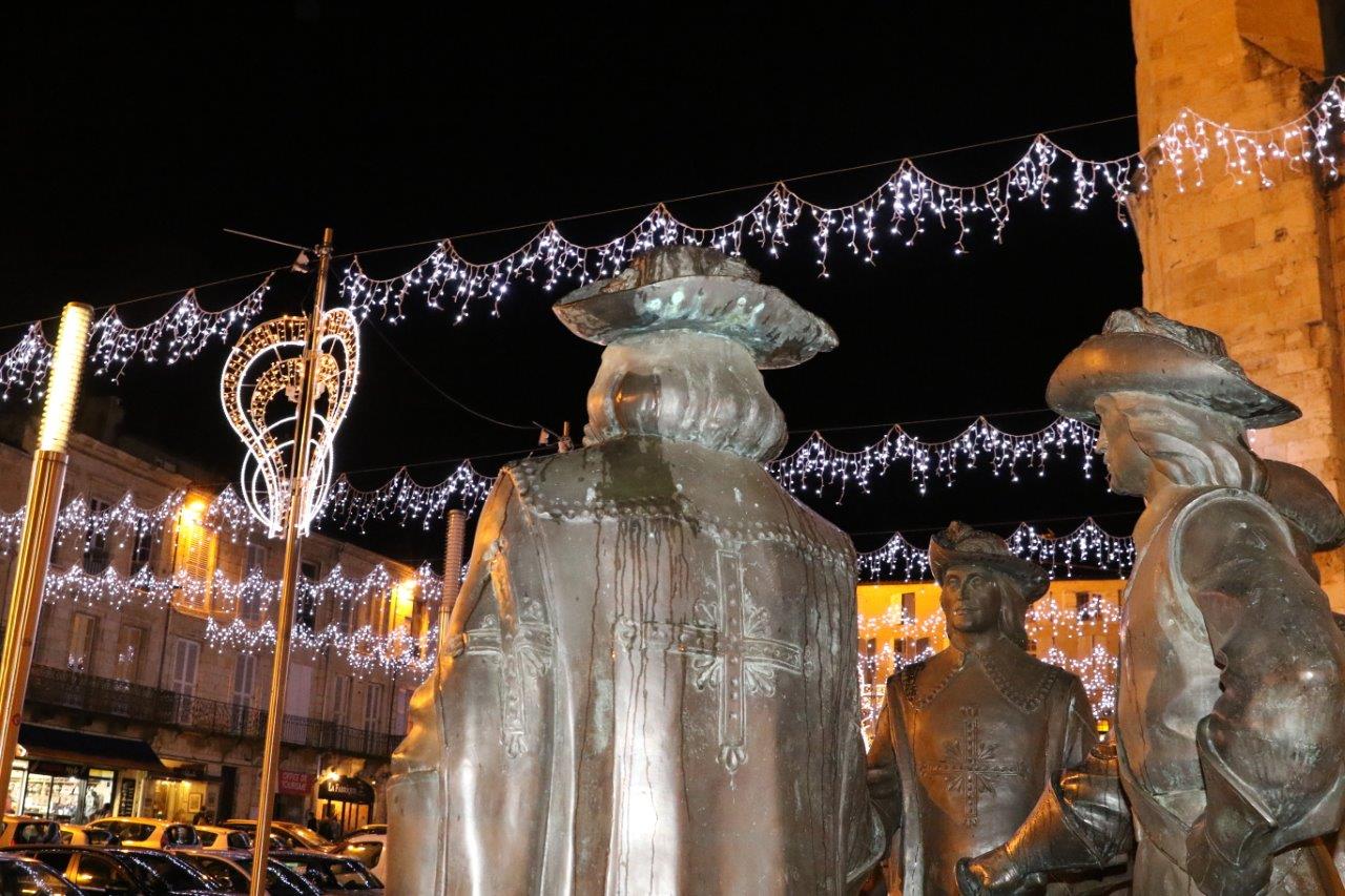 Deux des mousquetaires semblent tombés en admiration devant ces illuminations - Photo Marc Le Saux