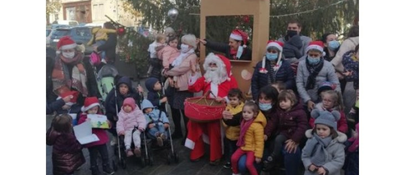 La magie de Noël au pied du sapin avec le Relais Assistantes Maternelles de Vic Accueil !