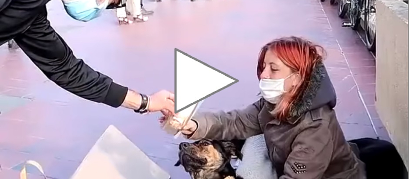 Video. Ces jeunes qui offrent des courses et de l'argent aux SDF font le buzz sur Facebook