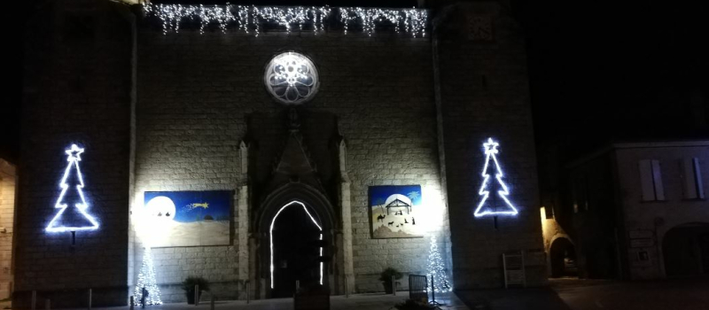 Les fresques installées sur la façade de l'église