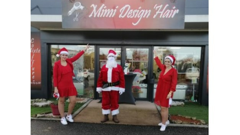 Le Père Noël fait une halte au salon de coiffure !