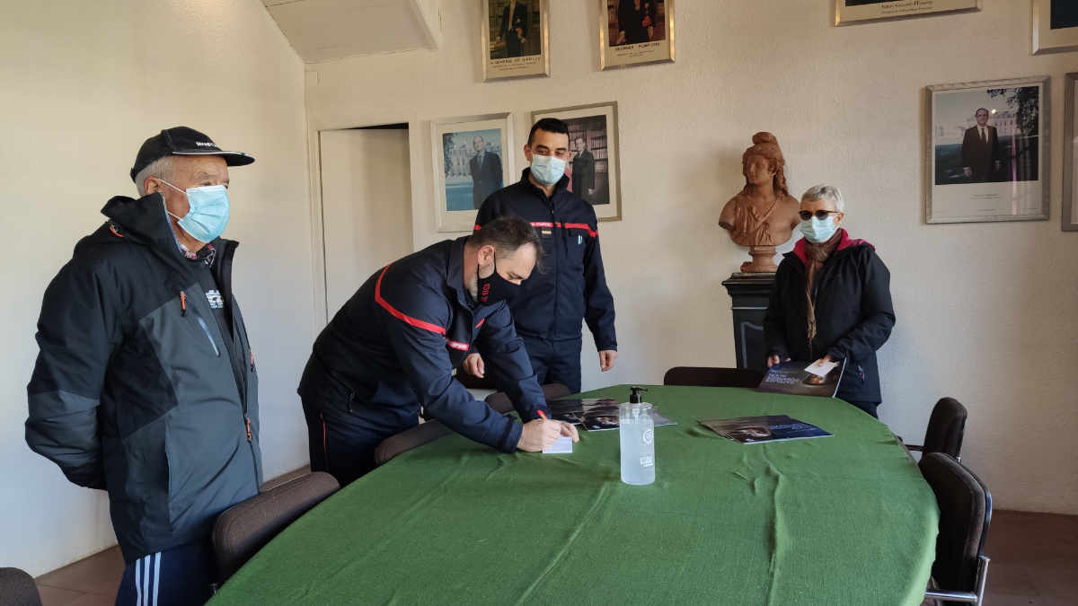 Les pompiers accueillent à l'intérieur de la mairie - Photo ED