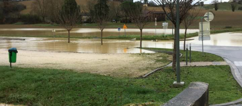 Routes coupées-stade inondé