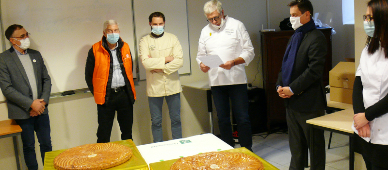 La galette des rois remise au représentant de l'Etat