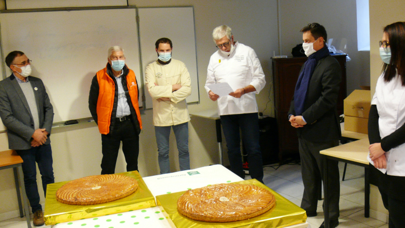 La galette des rois remise au représentant de l'Etat