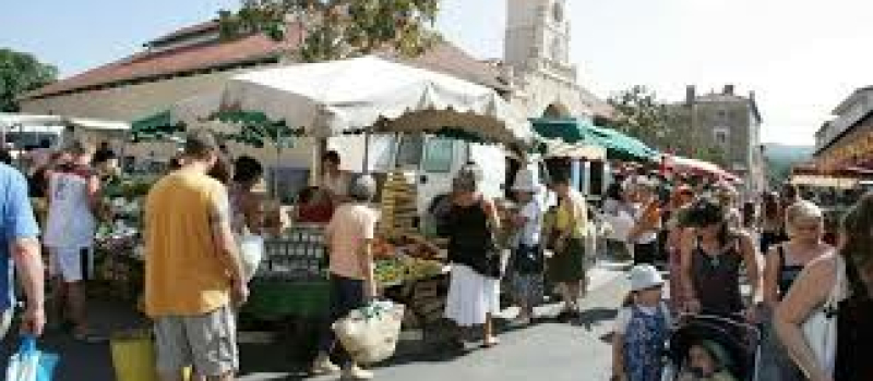 Plus de droit de place au marché. Plus de droit à l'occupation de l'espace public