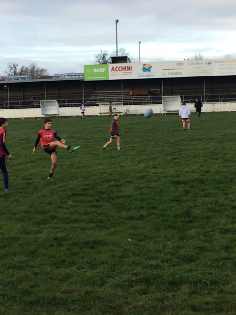 D’autres préférant les sports collectifs, poursuivent les entraînements en rugby, en appliquant le protocole sanitaire. (Ph. Christelle Bidou)