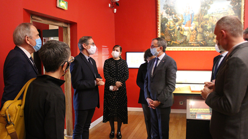 Visite de l'ambassadeur du Mexique au musée des Amériques