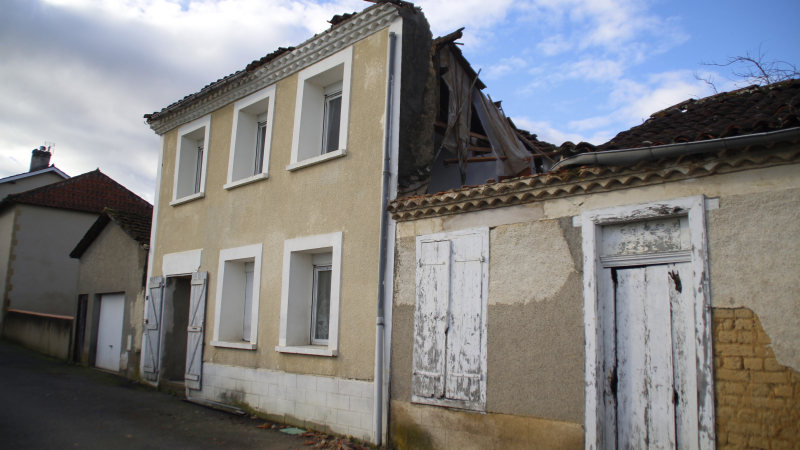 Une maison s'effondre le propriétaire occupant des lieux sort bien