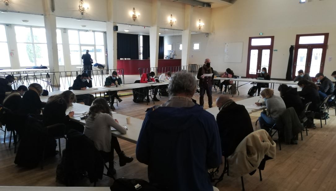 Un briefing avant de partir découvrir le village