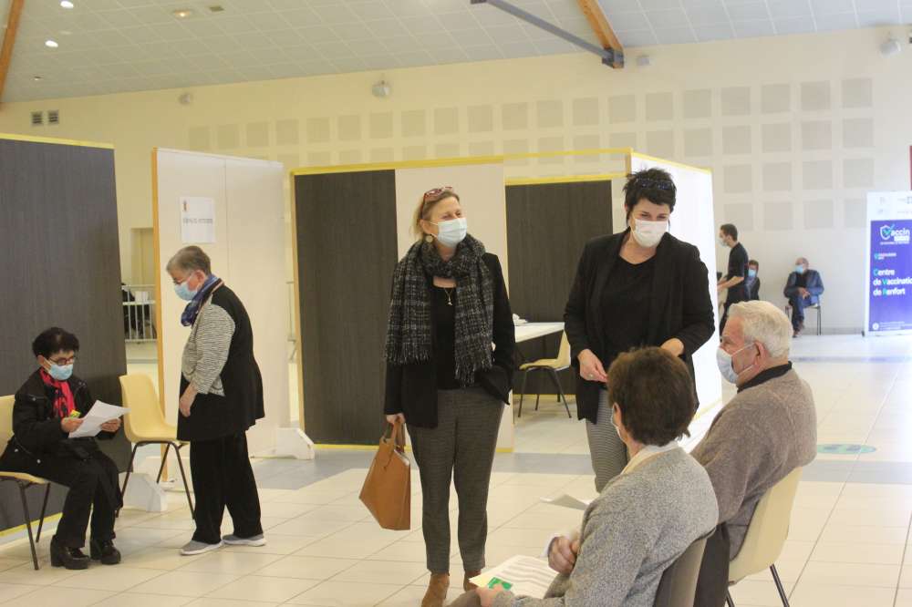 La sous-préfète et la maire rencontrent des personnes.