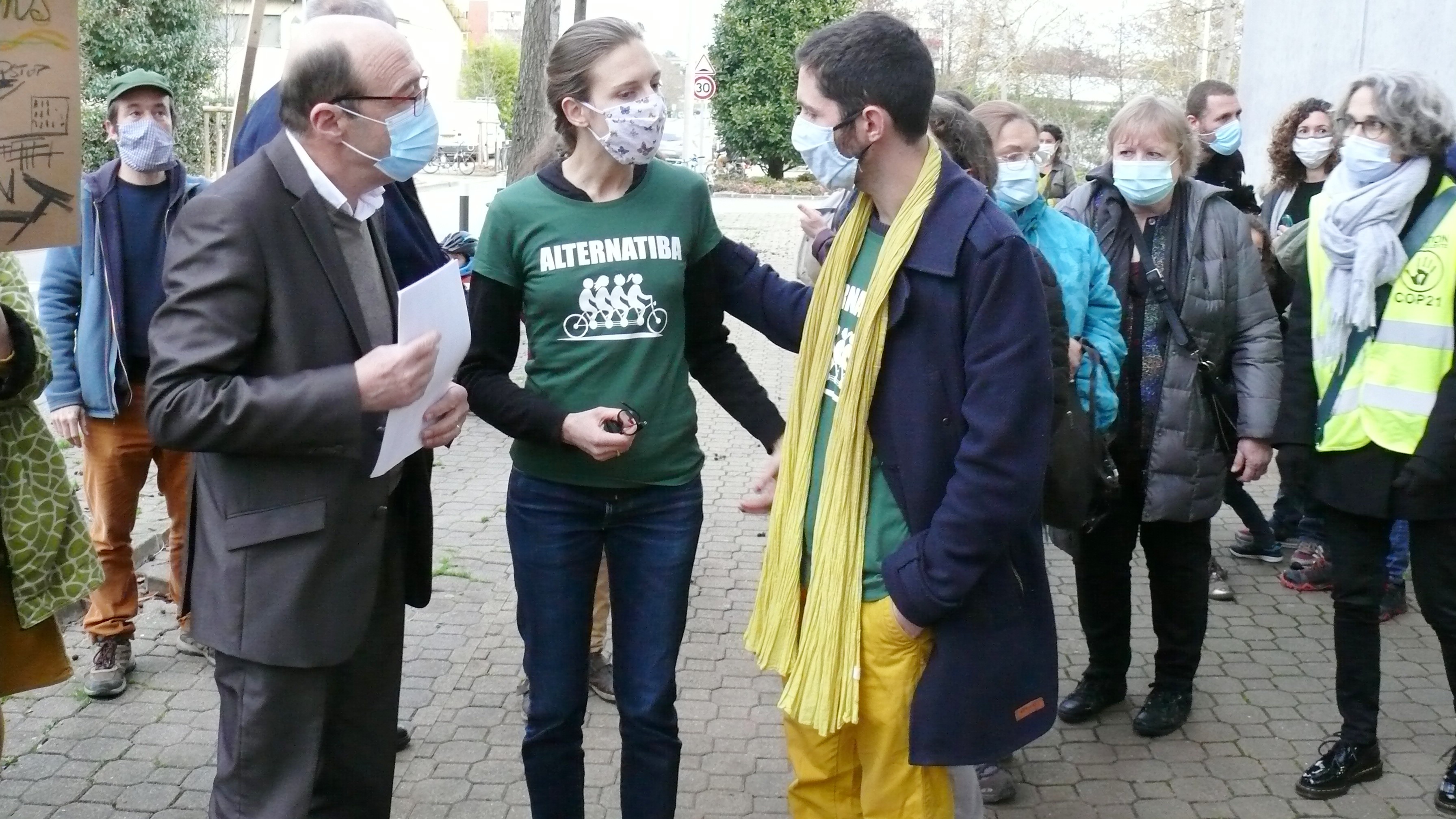 Les militants d'Alternatiba ont remis la pétition à Pascal Mercier.