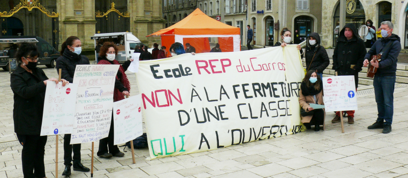 Ils manifestent en chantant contre la fermeture d'une classe