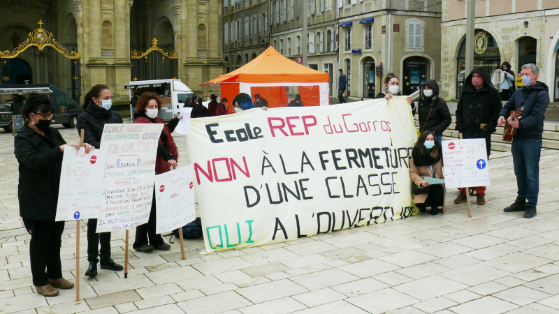 Ils manifestent en chantant contre la fermeture d'une classe