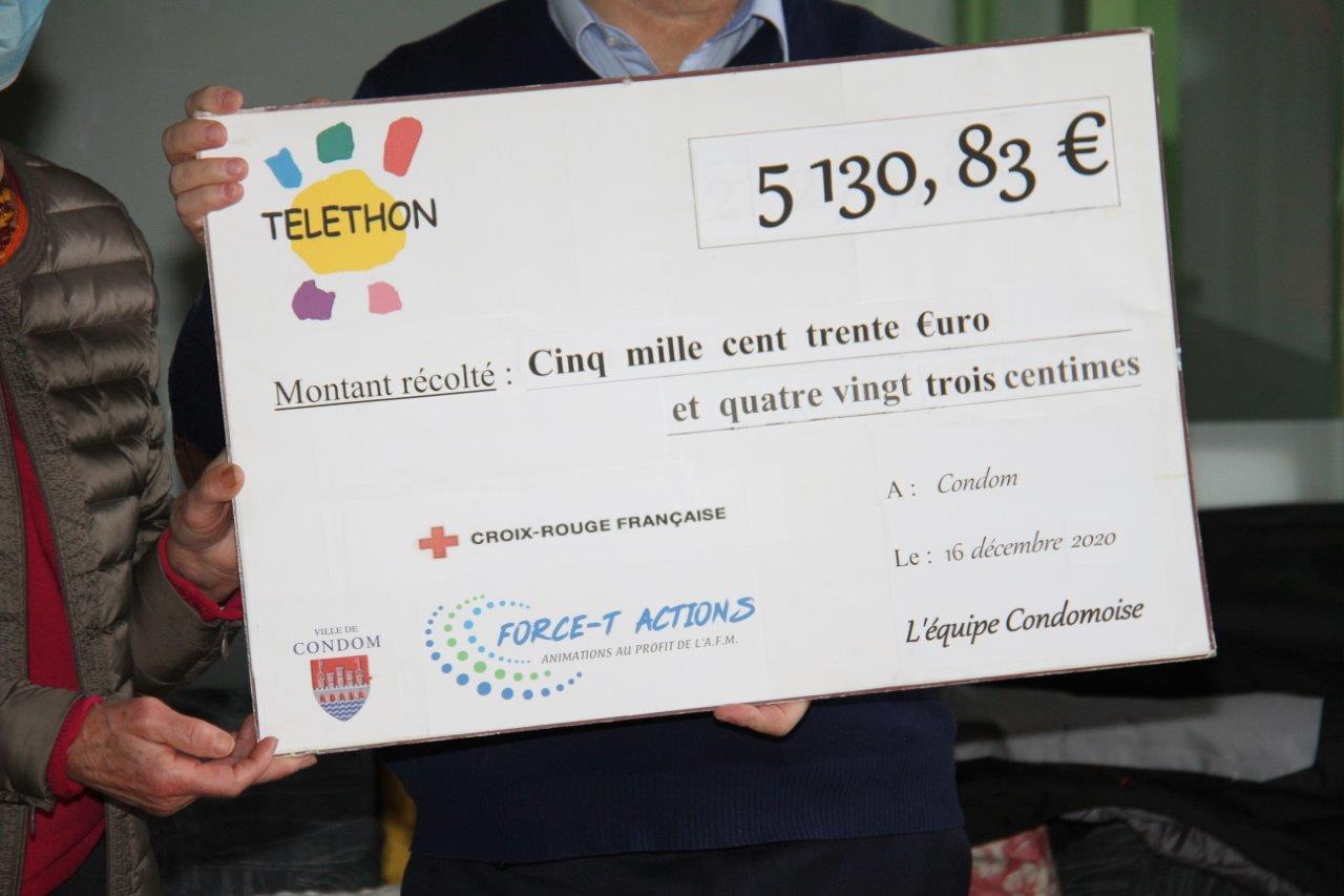 Le chèque à destination du Téléthon - Photo Marc Le Saux