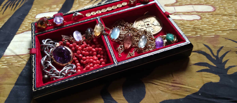 De l'or 18 carats, des pierres précieuses ou ... de la pacotille ?