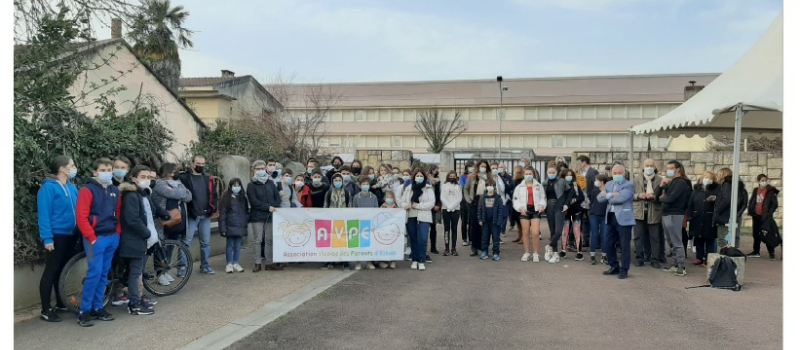 Parents d'élèves, élèves, enseignants et élus solidaires pour demander l'ouverture d'une troisième classe à la rentrée