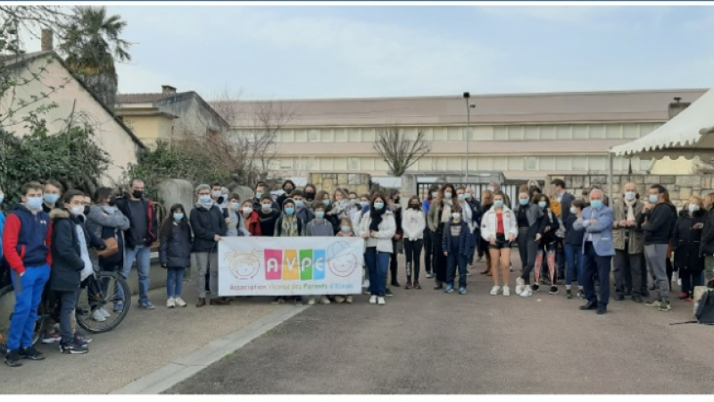 Parents d'élèves, élèves, enseignants et élus solidaires pour demander l'ouverture d'une troisième classe à la rentrée
