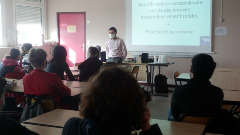 Les jeunes du collège Hubert Reeves confrontés aux théories du complot et aux fake news
