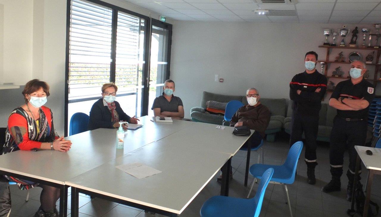 Muriel Riera-Moretton, Marie-Thérèse Broca-Lannaud, Thierry Despax et Daniel Darroux vont écouter la présentation de Julien Boison et Christophe Claverie