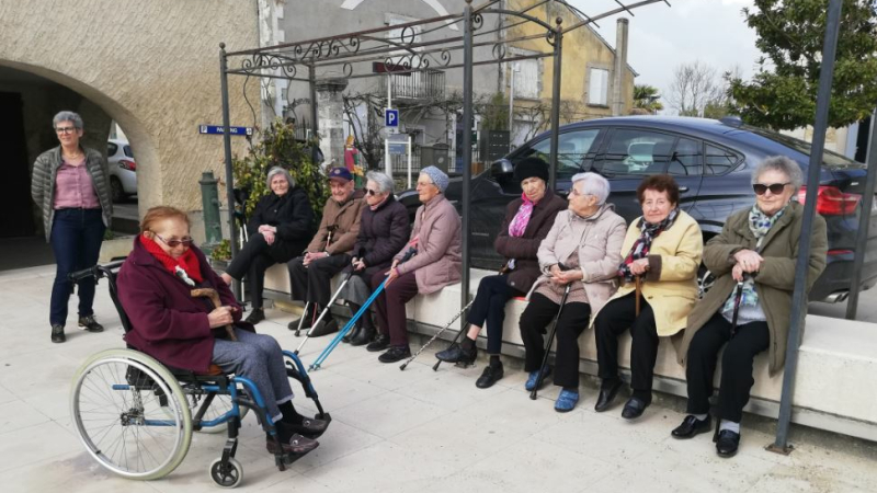 Quel plaisir de sortir à nouveau sur la place du village !