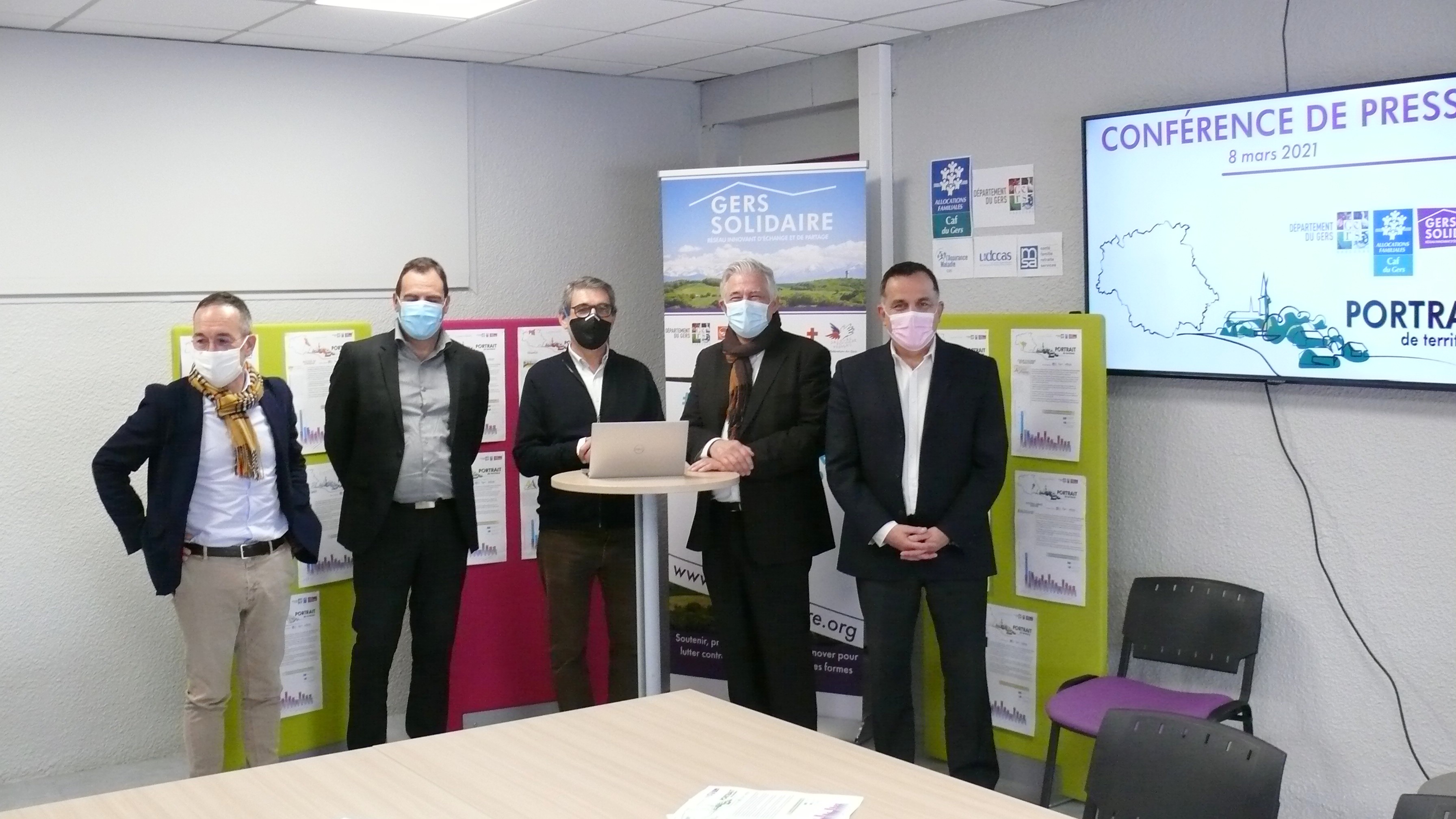 Claude Bourdil entouré de Etienne Ducongé, sous directeur de MSA Midi-Pyrénées Sud, Emmanuel Roult, directeur Caf du Gers, Thierry Saint-Luc, président CAF du Gers, et Bernard Servaud, directeur CPAM Gers.