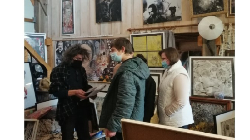 Les jeunes de l’IME Les Hirondelles d’Auch en visite chez le peintre Dhïthy Zamo