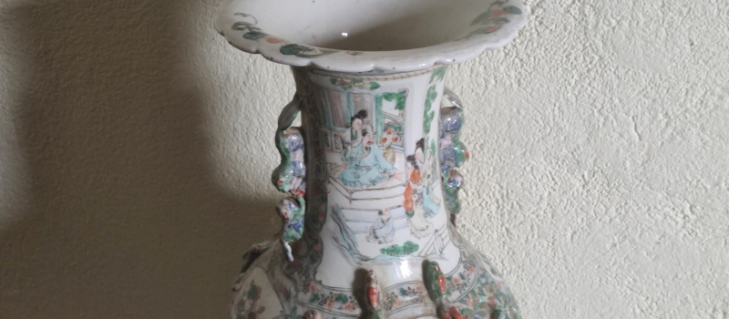 Un vase en porcelaine chinoise de Canton, fin XIXe siècle