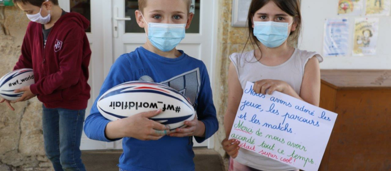 Le retour des ballons ovales dans les cours de récréation ?