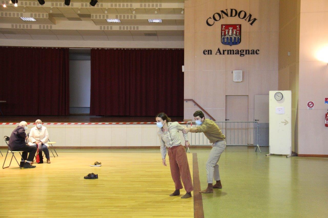 Les danseurs du Carré Blanc évoluant sur le parquet de la salle Pierre de Montesquiou, à Condom, le 18 mars - Photo MLS