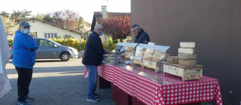 Un petit marché de bouche devant la boulangerie-patisserie Lartigue