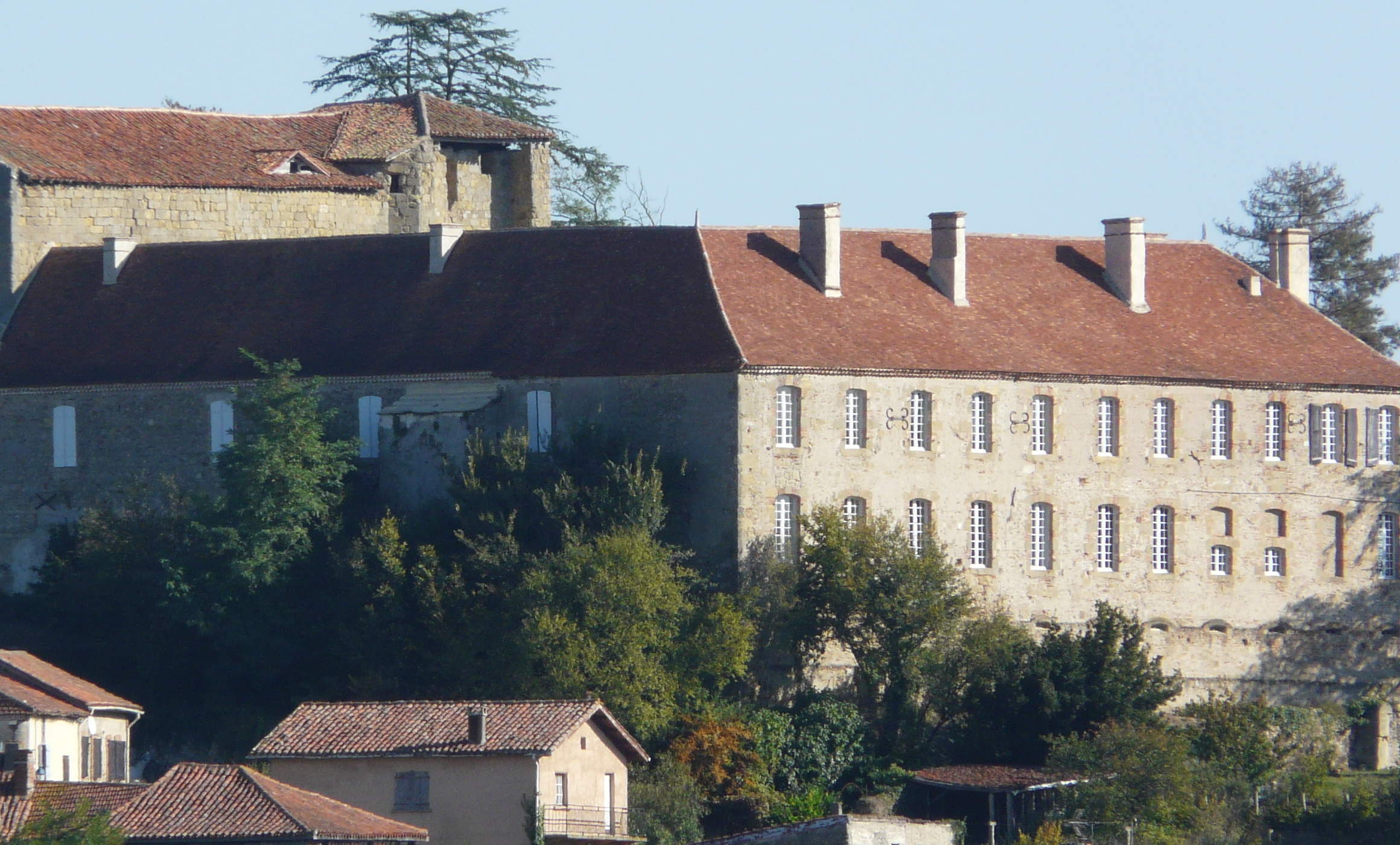 La visite se termine dans la magnifique cave voutée du monastère de St Mont datant du XVe siècle