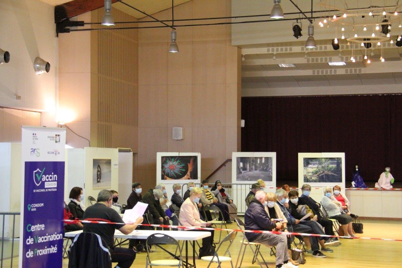 Tels des élèves très studieux, les patients avant l'injection de vaccin - Photo Marc Le Saux