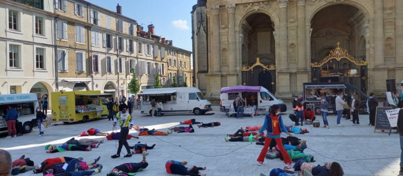 Lors de sa balade, le piéton trébuche sur deux "manifs"