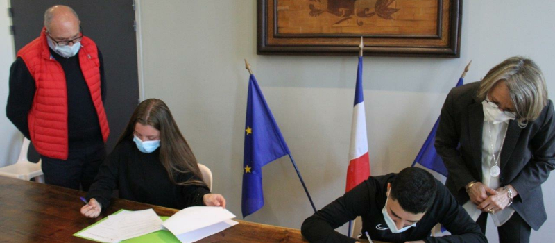 Deux futurs conducteurs s'engagent en tant que bénévoles