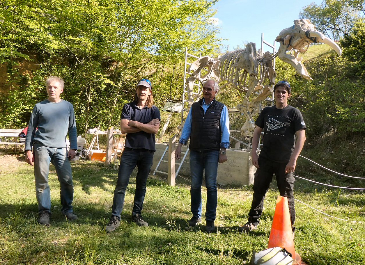 L'archéobélodon derrière les acteurs du projet 