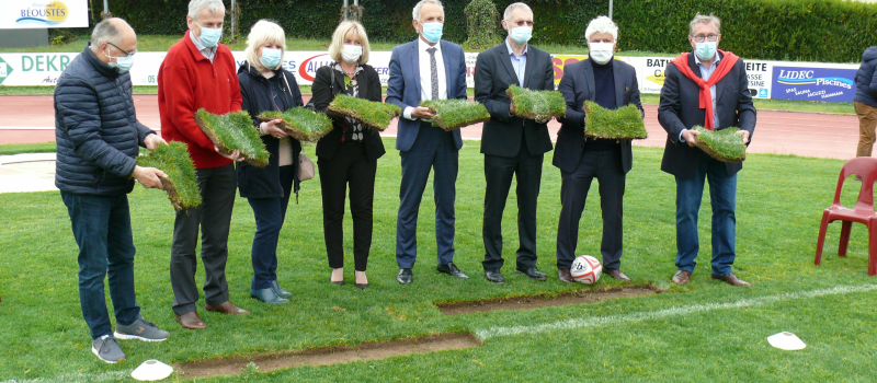 Forte mobilisation pour la vente caritative des carrés de pelouse du stade Jacques Fauroux