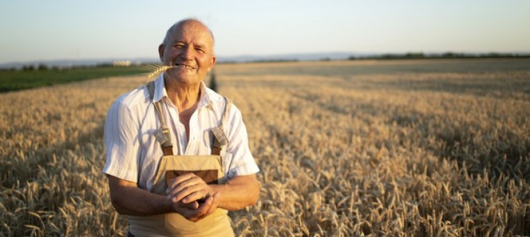 portrait-agronome-agriculteur-senior-reussi-debout-dans-champ-ble_342744-1250.jpg