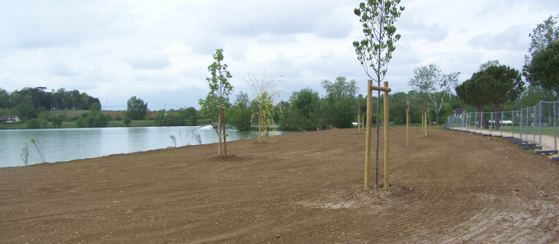 Transformation de la plage en espace verdoyant pour la sécurité du public.