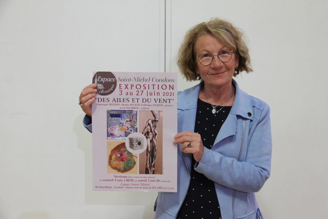 Marie-Claude Montané-Séailles avec, en mains, l'affiche de la première exposition de l'année - Photo Marc Le Saux