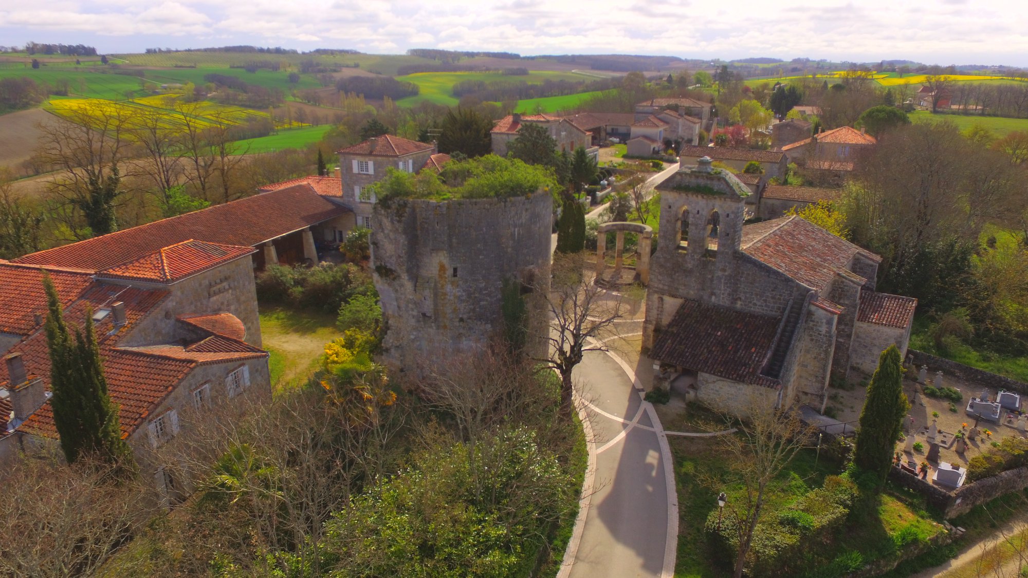 Une commune parmi toutes ; au hasard, celle dont le Président de la CCT actuel est le maire - Photo vue du drone de Laurent Lainé