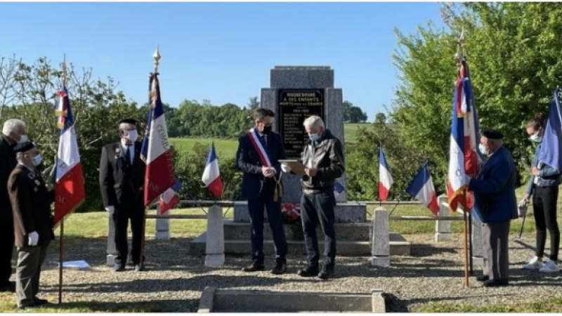 Remise de diplôme au porte-drapeau André Cueillens