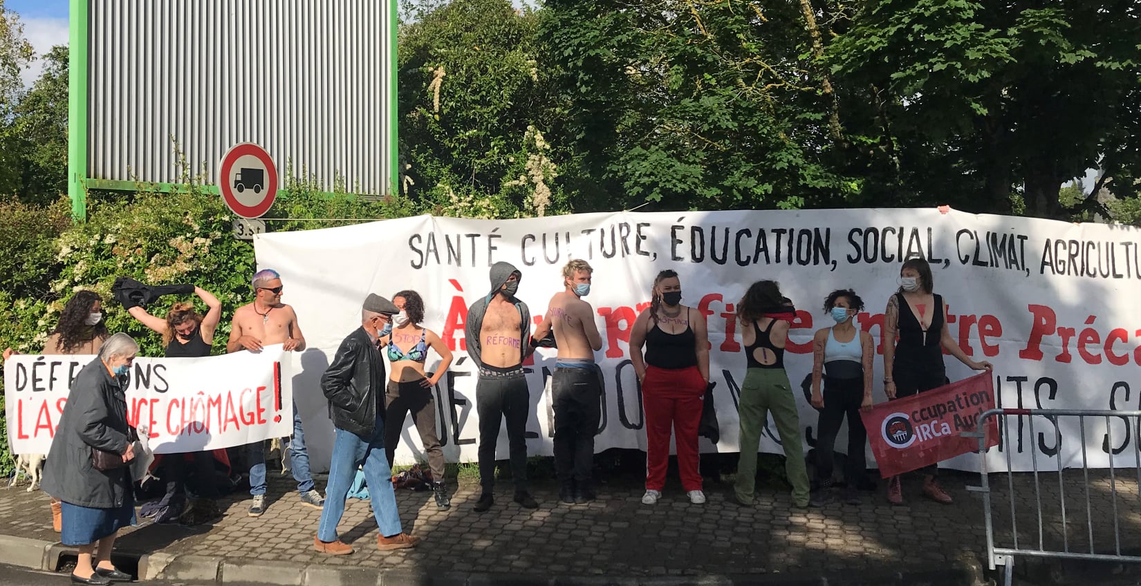 Sur les corps dénudés : stop à la réforme assurance-chômage ! - Photo © Yves Faucoup