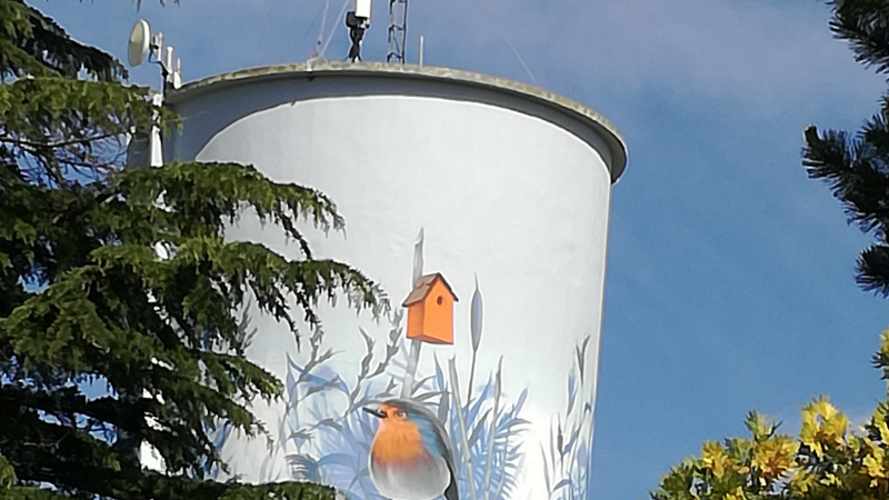 Un peu de poésie picturale sur les murs du château d'eau de Cassemartin