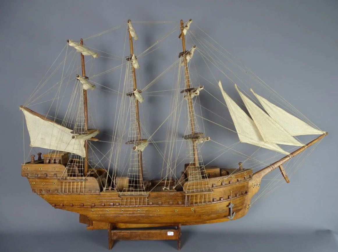 Lot 124 : Grande maquette de galion, 3 mats, en bois moderne. Dimensions : 71 x 100cm. Légers accidents.-  Estimation 80- 100 €