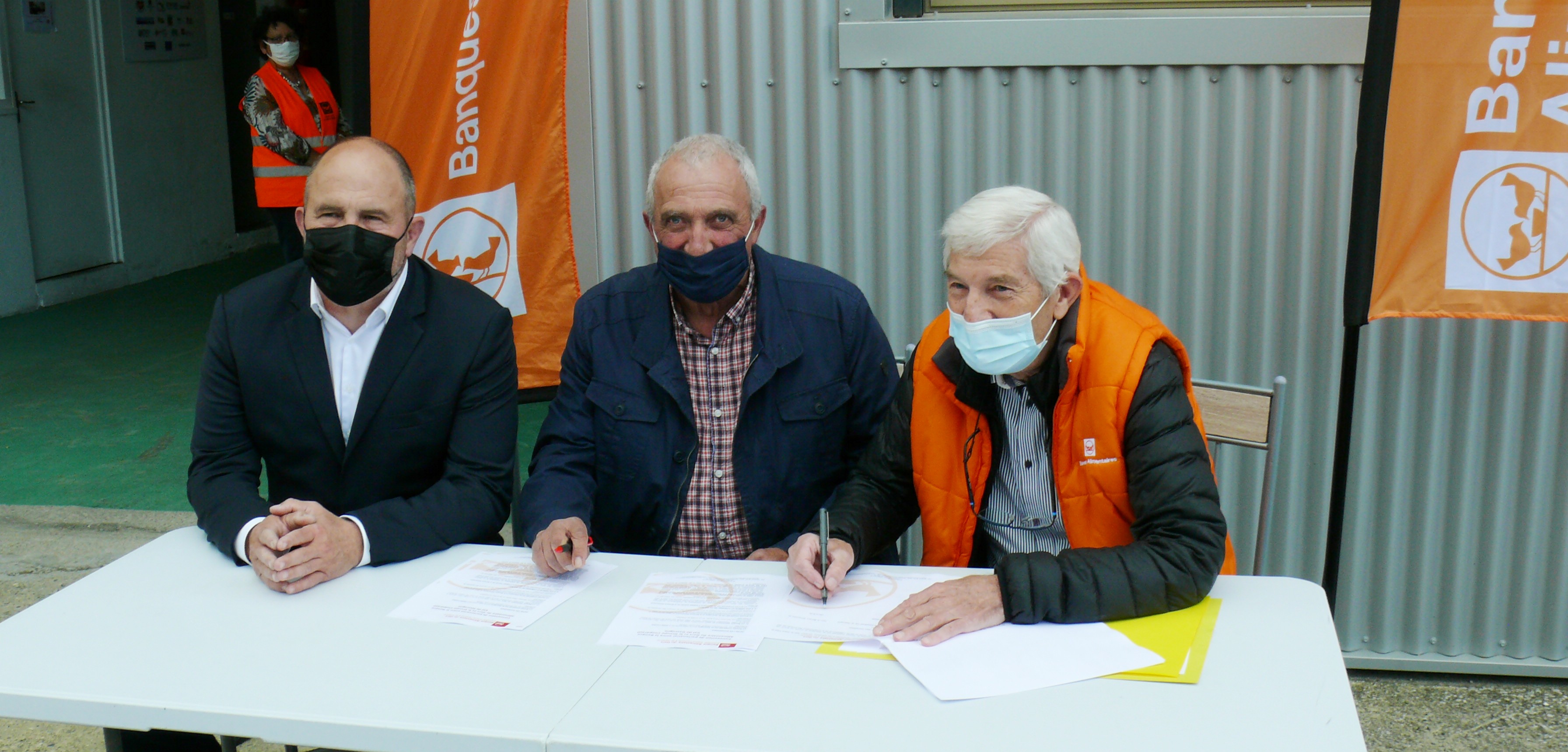 Jean-Louis Valadié, Pierre Cahuzac, vice-président du groupe Val de Gascogne et Pierre buffo, Banque alimentaire, ont signé le partenariat.