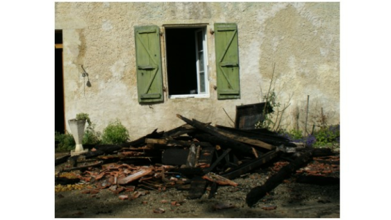 Une maison dévastée par un incendie à Marambat